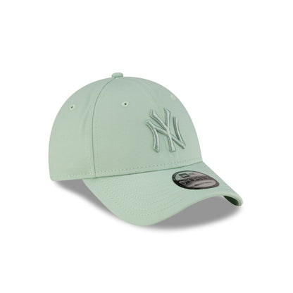 New York Yankees League Essential Pastel Green 9FORTY Adjustable Hat